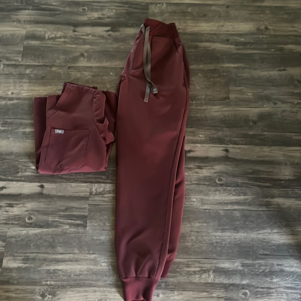 Figs Dark cherry jogger set size small